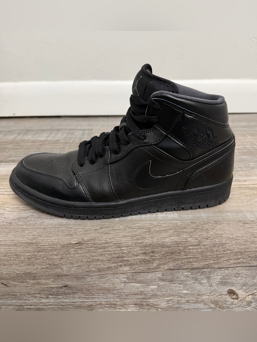 Nike Air Jordan Men’s 1 Mid Black Leather Shoes, size 9.5 like NEW